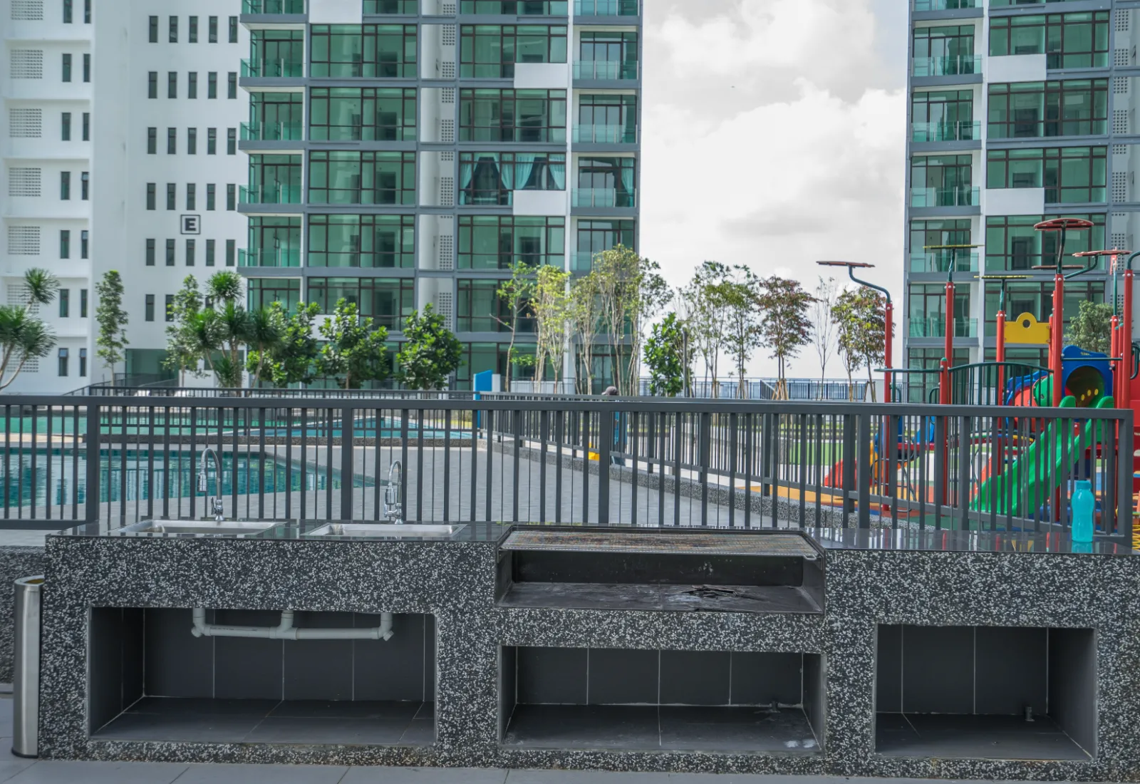 Pavilion BBQ luar Wave Marina Cove dengan sink dan stesen panggang