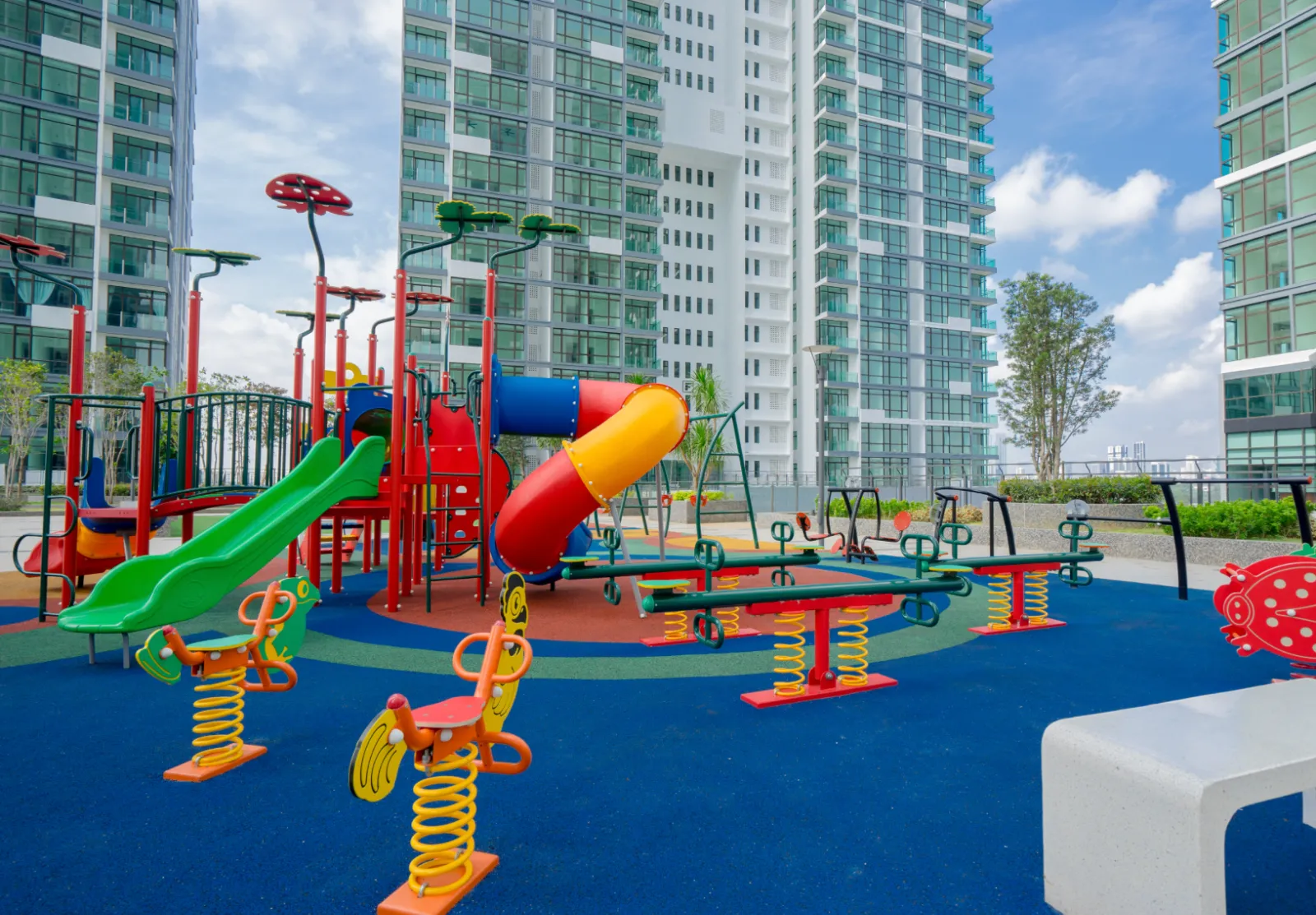 Taman permainan kanak-kanak luar Wave Marina Cove dengan gelongsor dan peralatan permainan