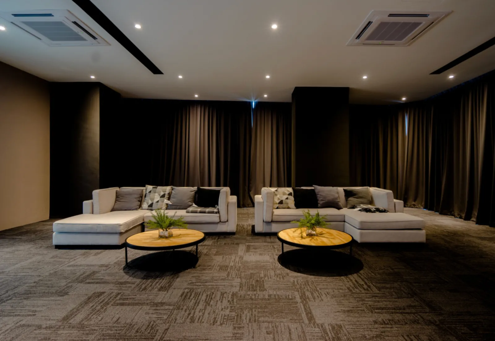 Lounge pawagam peribadi Wave Marina Cove dengan sofa seksyen