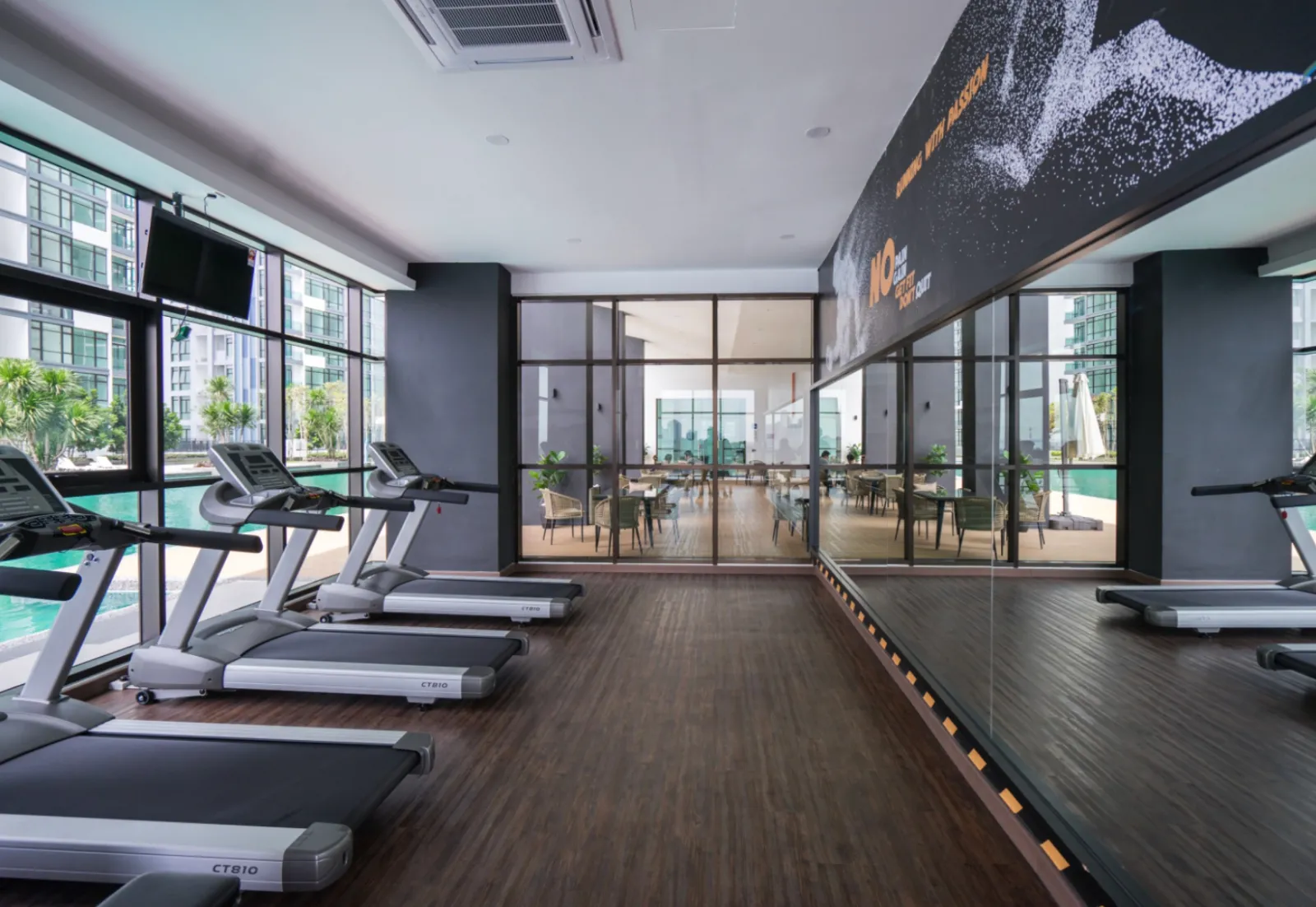 Gimnasium lengkap Wave Marina Cove menghadap kolam renang