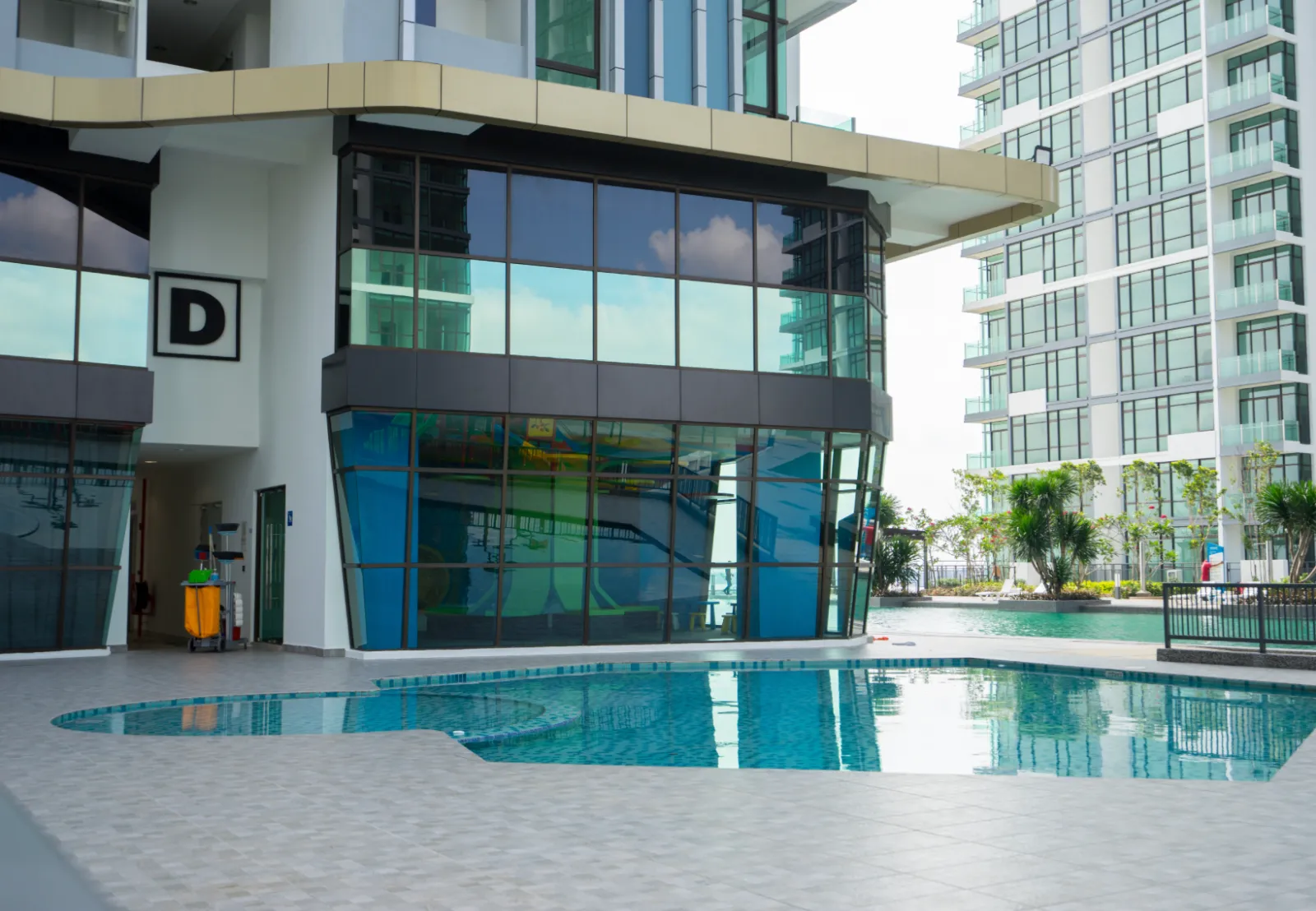 Kolam berkecek kanak-kanak Wave Marina Cove bersebelahan bangunan kelab