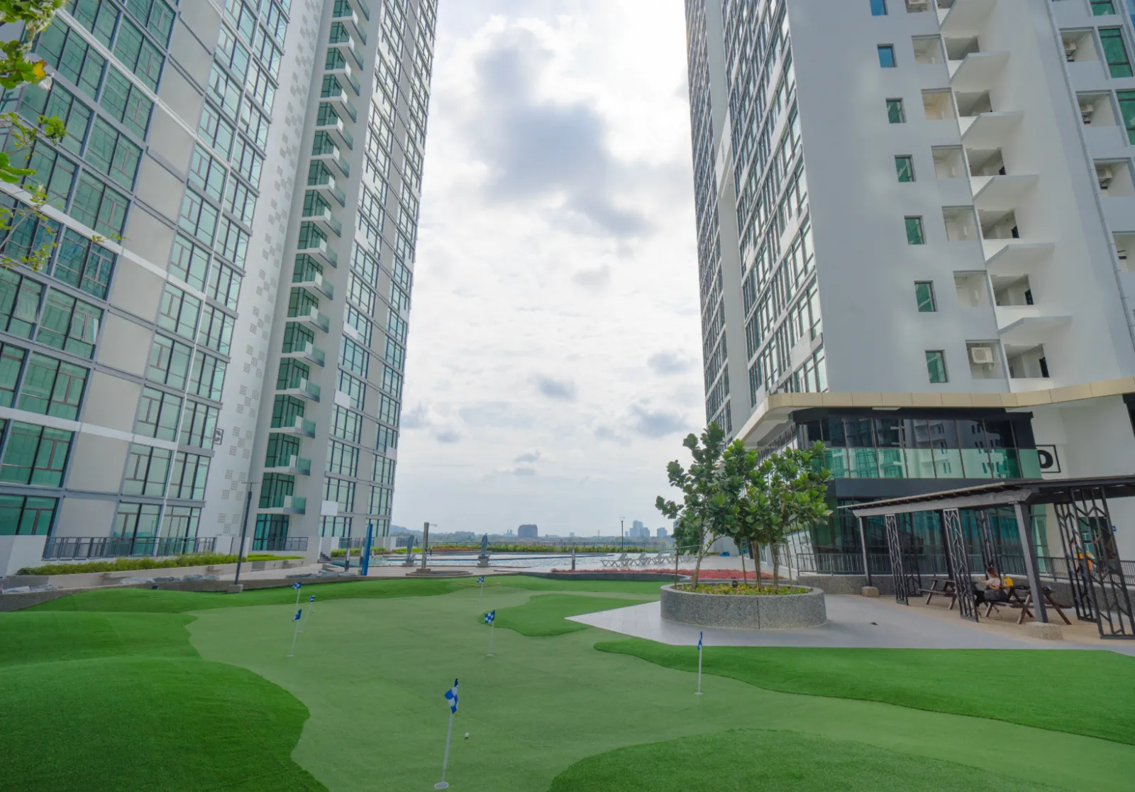 Kemudahan putting green luar Wave Marina Cove di antara menara kediaman